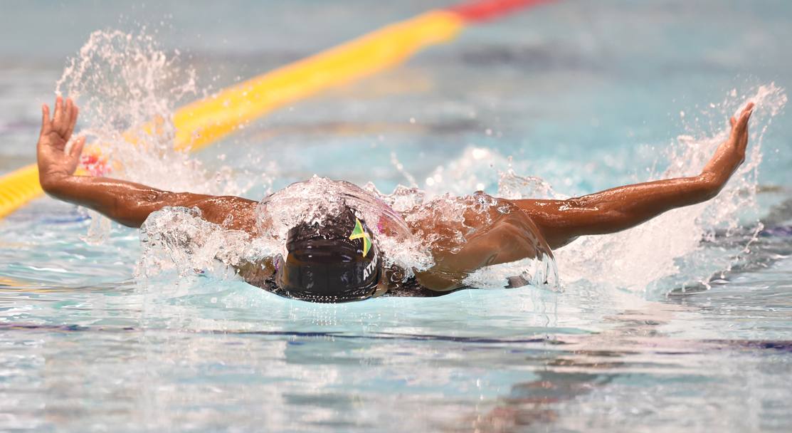 Perfetta padronanza dello stile a farfalla per la giamaicana Alia Atkinson, impegnata in una batteria dei 100 metri in Coppa del Mondo in vasca corta (Afp)